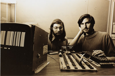 Steve Wozniak et Steve Jobs, devant leur prototype magique, en 1976.
