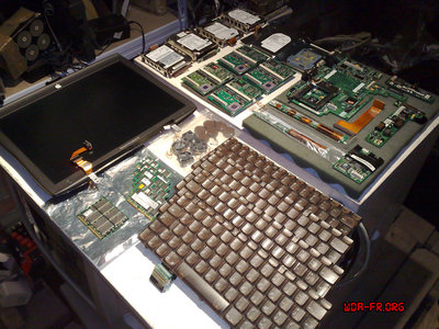 Différentes parties électroniques d'Apple PowerBook G3 "Bronze".