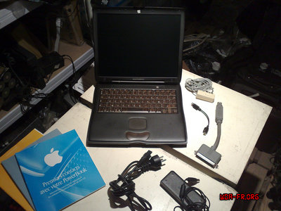 Un Apple PowerBook G3 "Bronze" complet.